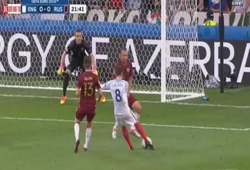 VIDEO: Lallana sút trượt khung thành trong gang tấc